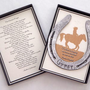 Pferd Erinnerungsgeschenk. Hufeisen Hufschmied Geschmiedet. Vintage Stangenware. Komplett mit zwei Hufnägeln zum Aufziehen & in einer Geschenkbox