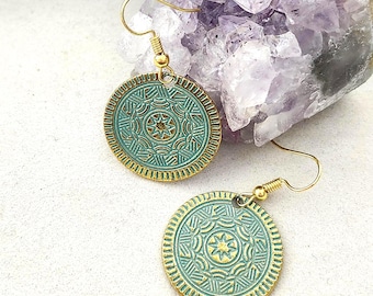 Pendientes de disco estilo boho con acabado dorado patinado, pendientes colgantes estilo boho, joyería étnica llamativa, regalo para ella.