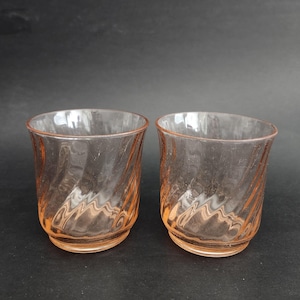 Set mit 2 Vintage Arcoroc Frankreich Rosaline Pink Swirl Glassaftgläsern, rosa französischen Gläsern, rosa Glasbechern