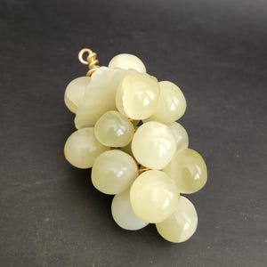 Vintage Natural Green Onyx Stone Grape Cluster Ornament, Hand-Carved Grapes with Gold Wire Stem, Mid-Century Home Décor