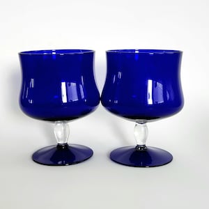 Set mit 2 Vintage Kobaltblauen Stielgläsern, Mid-Century Barware, Weingläsern, royalblauen Trinkgefäßen, Bechergläsern - 12 Unzen Kapazität