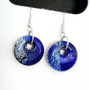 Königlich Blaue Dichroic Glas Ohrringe - Blaue Krakelee Donut Ohrhänger, Handgemachte Ohrringe aus geschmolzenem Glas, Handwerker Ohrringe
