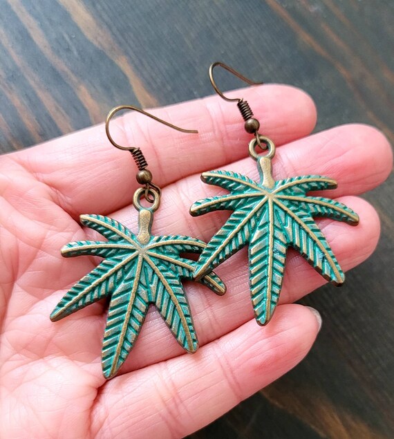 Boucles D'oreilles Feuilles De Cannabis – Plaqué Or Jaune – Neuf Avec étiquettes