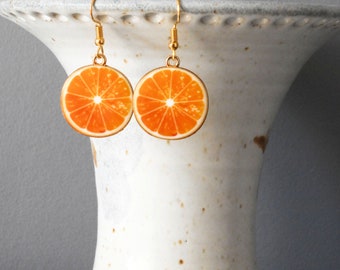 Pendientes con dije de rodaja de naranja esmaltada en tono dorado de 1,25"
