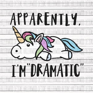 Könnte beinhalten: Ein weißes Einhorn mit einer Regenbogenmähne und einem Regenbogen-Schwanz liegt auf einem weißen Holzgrund. Das Einhorn hat einen schwarzen Umriss und ein schwarzes Horn. Der Text "Offensichtlich bin ich dramatisch" ist in Schwarz unter dem Einhorn geschrieben.