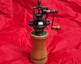 Antique Style Pepper Mill - White Oak wood