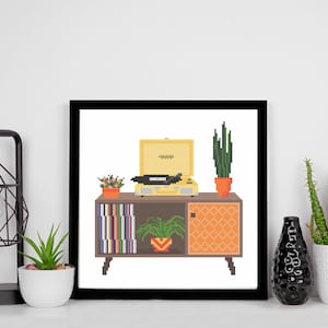 Könnte beinhalten: Eine gerahmte Illustration eines Vintage-Plattenspielers auf einem Holzschränkchen mit einer Schallplattensammlung, einer Topfpflanze und einem Kaktus. Der Schrank hat ein geometrisches Muster auf der Vorderseite.