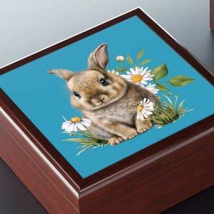 Superbe bébé lapin dans une boîte en céramique et en bois de marguerites, boîte à souvenirs, rangement pour bagues, bibelot, maman, cottagecore, cadeau pour un ami