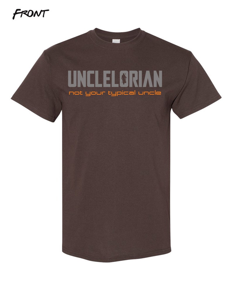 Puede incluir: Una camiseta marr&oacute;n con el texto "UNCLELORIAN not your typical uncle" en letras grises y naranjas.