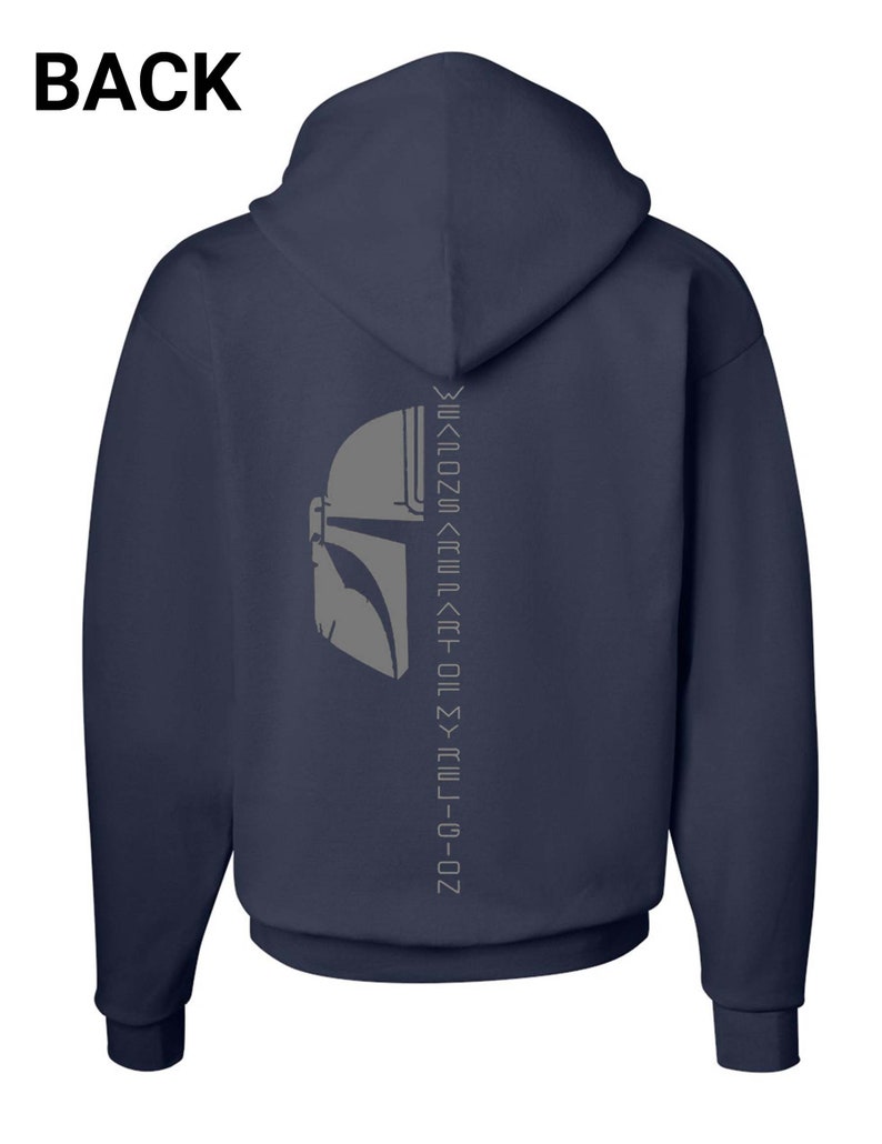 Puede incluir: Sudadera con capucha azul marino con un gr&aacute;fico de casco de Mandaloriano gris y el texto "This is the way" en una l&iacute;nea vertical en la espalda.