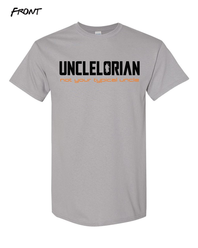 Puede incluir: Una camiseta gris con texto negro que dice "Unclelorian not your typical uncle". El texto est&aacute; en negrita y la palabra "Unclelorian" tiene una peque&ntilde;a silueta de una persona de pie en el medio de la palabra.