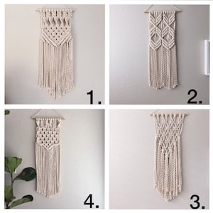 Peut inclure: Quatre tentures murales en macramé avec différents motifs géométriques. Chaque pièce est réalisée avec une corde en coton de couleur naturelle et suspendue à une cheville en bois. Les motifs comprennent des détails en losange, en chevrons et à franges, mettant en valeur une esthétique bohème.