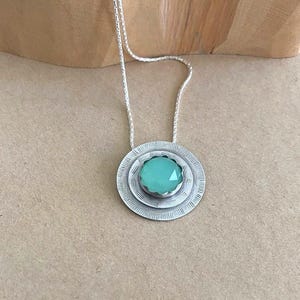 Handgjort halsband i sterlingsilver med hänge i grönt akvamarin