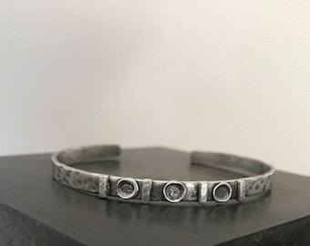 Bracelet pour homme rustique, bracelet manchette en argent, bracelet martelé, argent oxydé, bracelet étroit fabriqué à la main