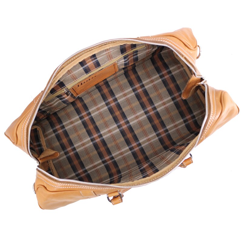 Pode incluir: Mala de viagem de couro castanho claro aberta com interior xadrez. A mala tem fecho de correr e costuras brancas. O interior apresenta um padr&atilde;o xadrez castanho e bege. A mala tem duas al&ccedil;as e ferragens met&aacute;licas.