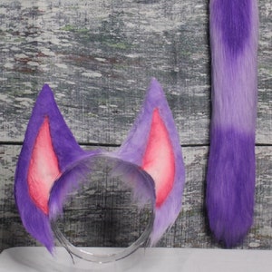 Ensemble cosplay violet et rose avec oreilles de chat pointues et queue tachetée en fausse fourrure