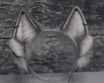 Diadema con orejas de lobo de piel sintética en gris plateado y blanco