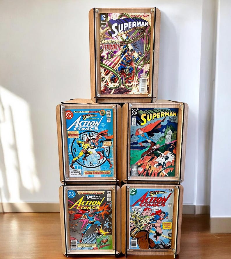 Pu&ograve; includere: Un set di quattro fumetti con Superman e Action Comics. I fumetti sono esposti in cornici di legno su uno scaffale. I fumetti sono tutti in buone condizioni e hanno colori vivaci. I fumetti sono tutti di numeri diversi e hanno copertine diverse.