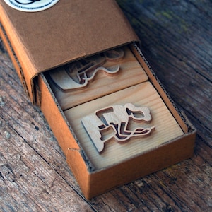 SET n. 2 timbri artigianali per sapone, per tessuto, ceramica, carta, Scrapbook, Polymer Clay Isotype Gerd Arntz