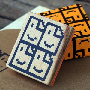 Sello de linograbado patrón artesanal iconos de carpeta de archivos dañados sonrisa