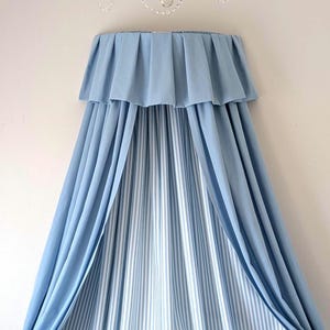 Blau gestreifter Betthimmel mit geraffter Volant, Kinderzimmerdeko im französischen Landhausstil, individuelle Farben – Lisette
