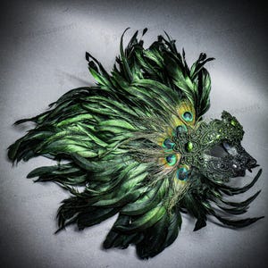 Peut inclure: Un masque de mascarade d&eacute;coratif avec un motif de plumes vert fonc&eacute; et des accents de plumes de paon. Le masque pr&eacute;sente des d&eacute;tails en dentelle complexes et est orn&eacute; de pierres pr&eacute;cieuses vertes. Le masque est con&ccedil;u pour un &eacute;v&eacute;nement formel.