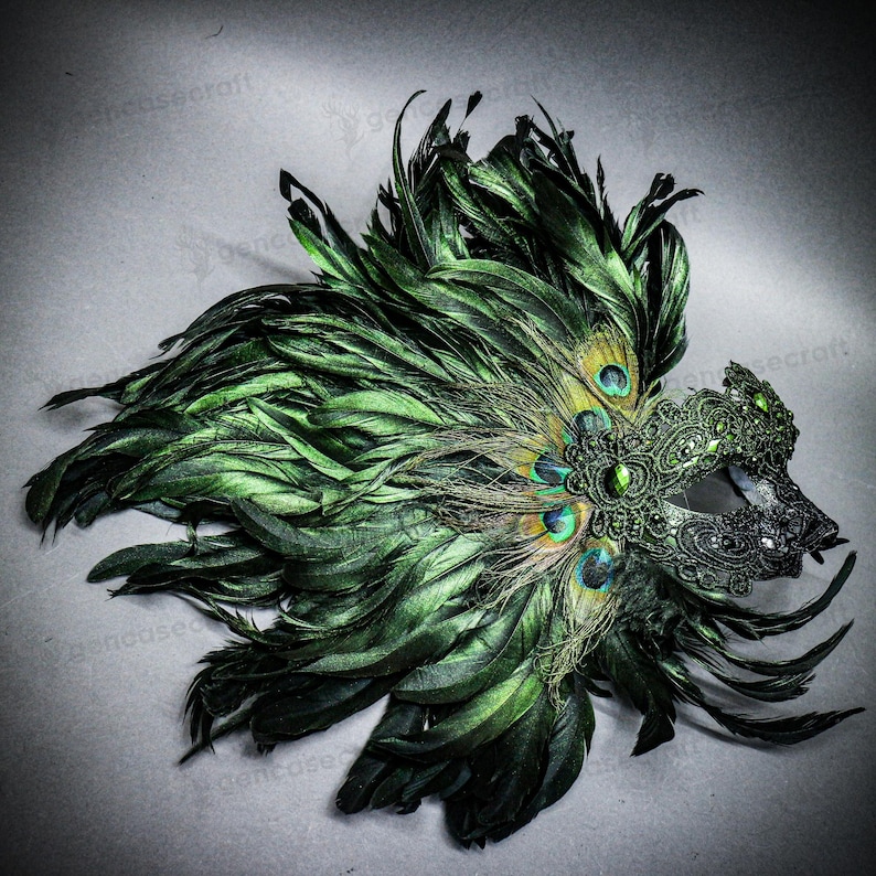 Peut inclure: Un masque de mascarade d&eacute;coratif avec un motif de plumes vert fonc&eacute; et des accents de plumes de paon. Le masque pr&eacute;sente des d&eacute;tails en dentelle complexes et est orn&eacute; de pierres pr&eacute;cieuses vertes. Le masque est con&ccedil;u pour un &eacute;v&eacute;nement formel.