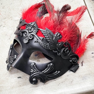 Black Roman Warrior Masquerade Mask with Red Feathers – Venetian Roman Greek Costume Mask for Men – Half Face Feather Halloween Men&#39;s Mask