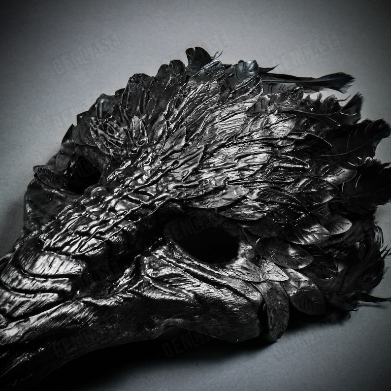 K&ouml;nnte beinhalten: Eine schwarze Maskenballmaske mit einem vogelartigen Design. Die Maske ist aus Kunststoff und verf&uuml;gt &uuml;ber einen Schnabel, Federn und Augenl&ouml;cher.