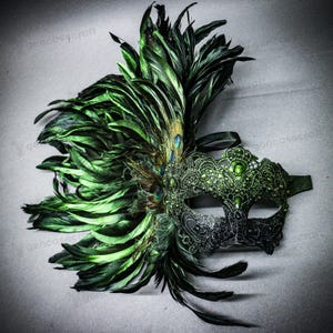 Peut inclure: Un masque de mascarade d&eacute;coratif avec une combinaison de plumes vertes et de dentelle complexe. Le masque est orn&eacute; de plumes de paon et de pierres pr&eacute;cieuses vertes, cr&eacute;ant un design luxueux et &eacute;l&eacute;gant. Le masque est con&ccedil;u pour un &eacute;v&eacute;nement formel.