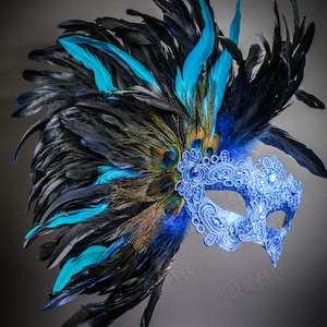 Blauw Luxe Handheld Stick Oogmasker Voor Vrouwen Carnaval Maskerade Venetiaans Masker met Mardi Gras Pauwenveren Zijveren | Halloween-cosplaykostuum