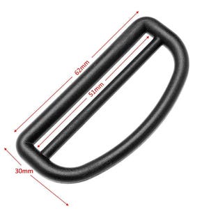 Puede incluir: Hebilla deslizante de plástico negro con las siguientes medidas: 15,7 cm de largo, 5,1 cm de ancho y 3 cm de alto.