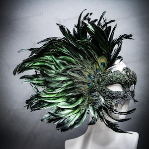 Peut inclure: Un masque de bal masqu&eacute; &eacute;labor&eacute; vert et noir avec des plumes de paon et des d&eacute;tails de dentelle complexes. Le masque pr&eacute;sente une combinaison de plumes vert fonc&eacute; et noires, avec des accents de plumes de paon et des ornements de bijoux.