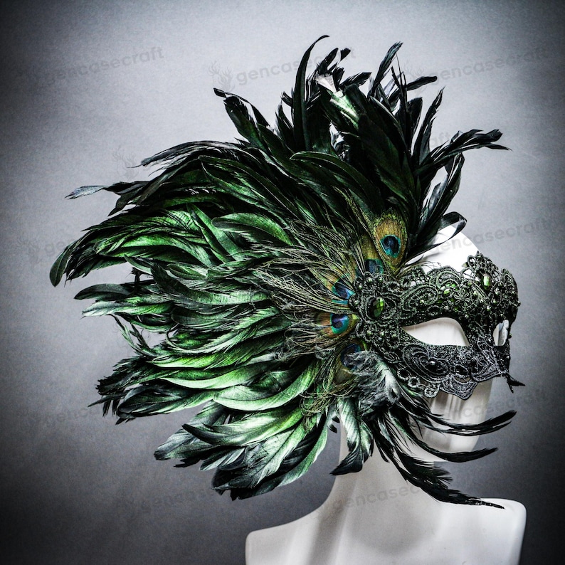 Peut inclure: Un masque de bal masqu&eacute; &eacute;labor&eacute; vert et noir avec des plumes de paon et des d&eacute;tails de dentelle complexes. Le masque pr&eacute;sente une combinaison de plumes vert fonc&eacute; et noires, avec des accents de plumes de paon et des ornements de bijoux.