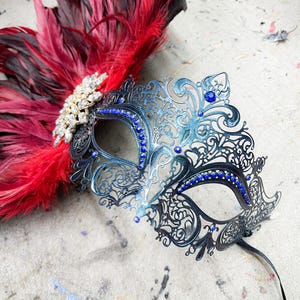 Women Masquerade Mask with Feather, Crystal Gold Princess Eye Mask, Laser Cut Rhinestones Mask for Prom Ball Party Wedding Purple Feather