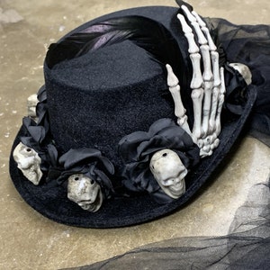 Halloween Skeleton hand with Mini Skull Head Side Feather Party Black Top Hat with Long Laces cape