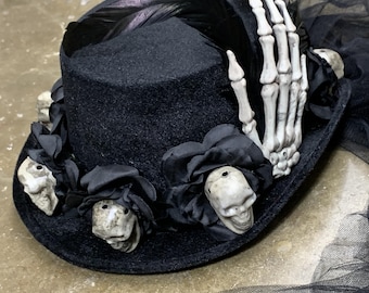 Halloween Skeleton hand with Mini Skull Head Side Feather Party Black Top Hat with Long Laces cape