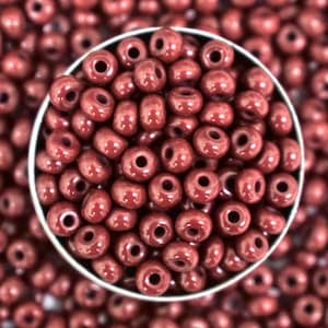 Preciosa シードビーズ 6/0 チェコガラス ロカイユ ラウンドスペーサービーズ ジュエリー作りやビーズ DIY 用 ダークマルーンカラー - 1300 ビーズ、4 MM