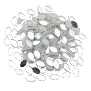 Puede incluir: Un montón grande de pequeñas baldosas de espejo ovaladas con respaldo plateado. Las baldosas están dispersas sobre un fondo blanco.