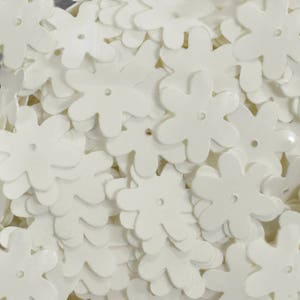 50 Gramm, 15 MM Blumenform weiße Farbe Pailletten-EMBSQ5135