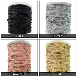 Puede incluir: Cuatro carretes de cordón trenzado en diferentes colores: negro, plateado, oro rosa y oro.