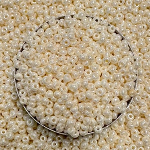 Perline di vetro da 2 mm per la creazione di gioielli, braccialetti, fai da te, artigianato, lavori di ricamo, creazione di Toran ecc. (colore crema, 100 grammi)