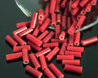 Keramische kralenbuisjes, Grieks, ongeglazuurd, glanzende afwerking. Afstandskralen voor het maken van sieraden en knutselwerk in rode kleur - 4 x 12 mm (300 kralen).