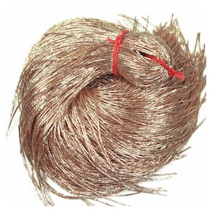 Peut inclure: Un paquet de fil métallique doré, attaché avec une ficelle rouge. Le fil est étroitement enroulé et semble être composé de nombreux brins fins. La couleur dorée a un léger scintillement. Fond blanc.