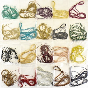 Puede incluir: Surtido de 20 carretes de cordón encerado en varios colores, incluyendo negro, blanco, rojo, verde, azul, marrón, dorado y plateado. Los cordones están empaquetados en bolsas de plástico transparentes.