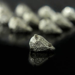 Pietra cabochon in lamina a forma di goccia color argento (50 pezzi)-EMB4198
