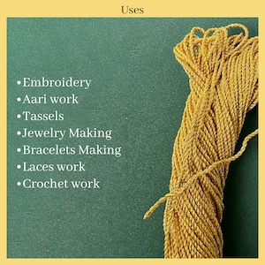 K&ouml;nnte beinhalten: Nahaufnahme einer Spule mit goldenem Metallic-Garn. Das Garn ist gedreht und hat eine gl&auml;nzende Oberfl&auml;che. Der Text auf dem Bild lautet: "Stickerei, Aari-Arbeit, Quasten, Schmuckherstellung, Armbandherstellung, Spitzenarbeiten, H&auml;kelarbeiten, Verwendungen".