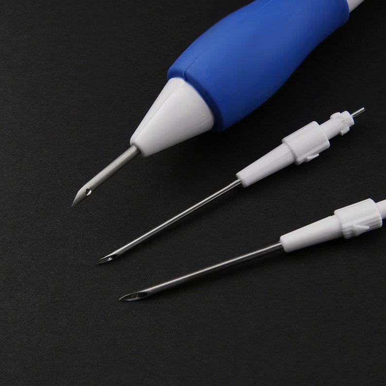 Pode incluir: Uma ferramenta de pl&aacute;stico azul e branco com uma agulha para perfurar tecido. Duas agulhas adicionais est&atilde;o inclu&iacute;das.