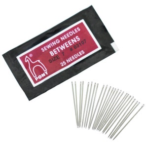 Może przedstawiać: Opakowanie 25 igieł do szycia Pony Betweens, rozmiar 7, w czarno-czerwonym opakowaniu. Opakowanie zawiera napis "Sewing Needles Betweens Size 7 # 03107 25 Needles".