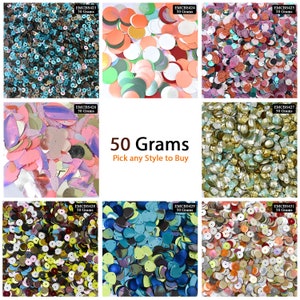 Puede incluir: Nueve selecciones diferentes de lentejuelas en varios colores y formas. La imagen incluye lentejuelas redondas, de pétalos y geométricas en tonos de azul, naranja, rosa, dorado y más. El texto de la imagen dice "50 Gramos Elige cualquier estilo para comprar."